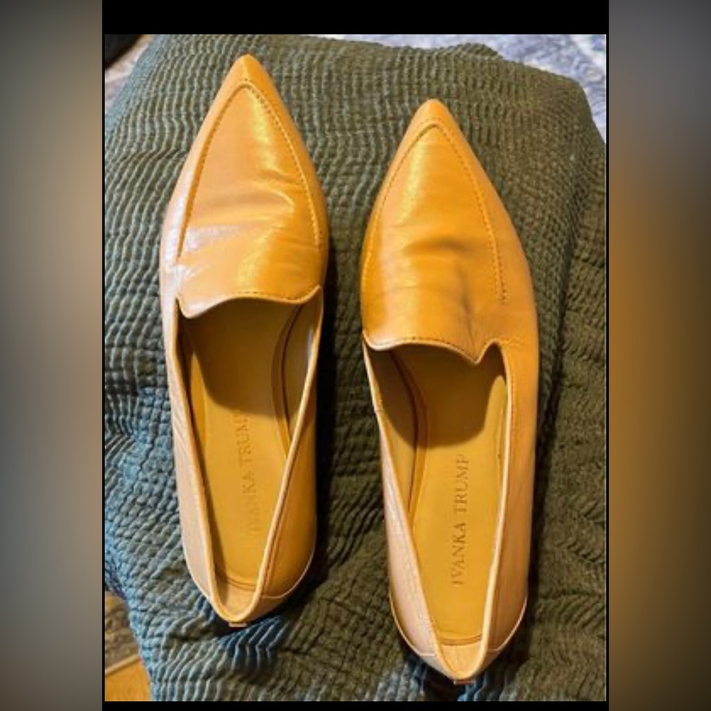 Size 7 Ivana Trump mustard color leather loafers flats